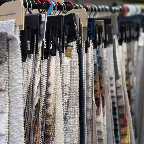 Jak wybierać tkaninę na mebel do salonu?